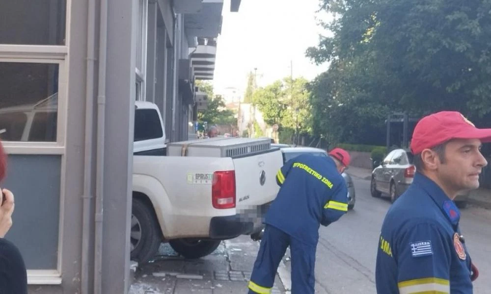Αγροτικό "μπούκαρε" σε κατάστημα στην περιοχή του Μώλου στα Ιωάννινα